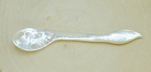 Cuillère à caviar en nacre faite à la main, vaisselle en coquillage naturel, ustensile de luxe pour la présentation en restaurant - Product Image 5