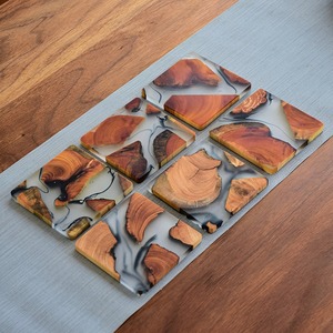 Sous-verres en résine et bois de noyer - Faits à la main, imperméables, design moderne pour la décoration de la maison, sous-verres de luxe personnalisés - Product Image 4
