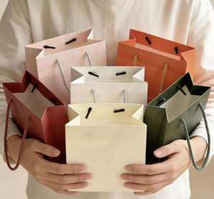 Sacs cadeaux en papier coloré sur mesure avec poignées, personnalisables avec logos personnalisés, pour l'emballage. - Product Image 4