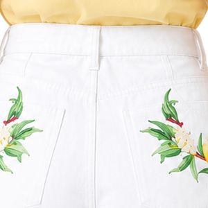 Shorts en jean taille haute pour femme, personnalisés, brodés de fleurs blanches, décontractés, en coton extensible, pour l'été, avec logo personnalisé - Product Image 6