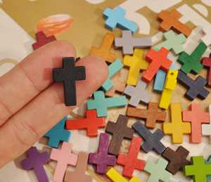 Cuentas de madera modernas con diseño de cruz religiosa, 18 colores, colgante de madera DIY con forma de cruz para collar/pulsera, 22x15mm - Product Image 4