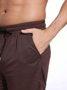 Pantalones cortos deportivos de doble capa diseñados para entrenamiento, correr y uso activo. - Product Image 4