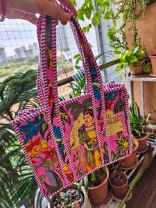 Sac fourre-tout en coton matelassé à imprimé blocs d'inspiration patrimoniale, élégant sac à bandoulière pour le voyage et le shopping, sac réutilisable pour la vie quotidienne et le travail - Product Image 1