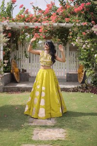 Lehenga Choli de Seda Romana para Mujer al por Mayor con Bordado Gota Redondo, Ropa Étnica para Festivales y Bodas - Product Image 1