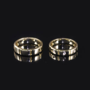 Anillos de Boda Modernos Geométricos Estilo Hiphop AMBER JEWELS T-1642, Chapados en Oro de 14K, Acero Inoxidable, con Diamantes Cultivados en Laboratorio y Engaste Pavé - Product Image 2