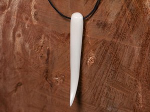Colgante Ecológico Hecho a Mano de Hueso Natural de Trompa de Mamut Antiguo con Tapa y Anilla en Tono Dorado Pulido para Collar, Joyería, Regalo - Product Image 2