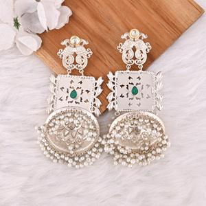 Boucles d'oreilles ethniques Jhumka en pierre Kundan, perle et hydro-cristal vert |   Bijoux indiens traditionnels en laiton plaqué argent - Product Image 2