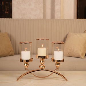 Support à bougies en laiton doré avec trois porte-verres pour la décoration de la maison - Product Image 1