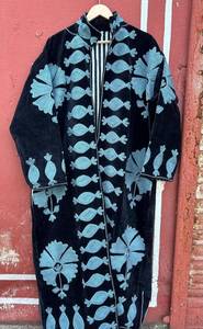 Manteau long en velours noir fait main sur mesure avec broderie appliquée motif grenade bleu clair, style vintage bohème, vente en gros - Product Image 3