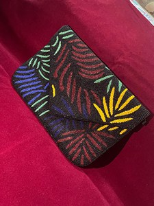Cartera de Mano Bordada a Mano con Diseño Étnico Colorido y Apariencia Elegante y Moderna - Product Image 2