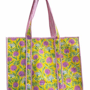 Bolso Tote Acolchado Floral Amarillo, Bolso de Hombro de Algodón Hecho a Mano, Bolso de Viaje con Estética Veraniega - Product Image 1