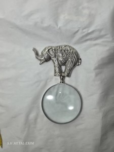 Loupe de poche vintage en métal argenté avec poignée éléphant, idéale pour la décoration de bureau et les cadeaux de luxe - Product Image 3