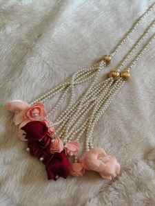 Cadena de Perlas Choti de 30 Pulgadas de Moda con Tulipán de Satén |   Accesorios para el Cabello de Novia |   Borlas Florales para el Cabello para la Celebración Jaggo & Mehendi - Product Image 3