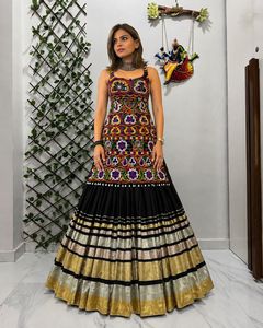 Conjunto de Kurti y Lehenga de Algodón Muslin Negro de Diseño, Lehenga Tradicional Gujarati Bordada para Fiesta de Navratri, Secado Rápido - Product Image 1