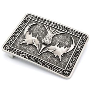 El broche de trébol para kilt presenta un prominente motivo de trébol estilizado rodeado de intrincados motivos celtas. - Product Image 1