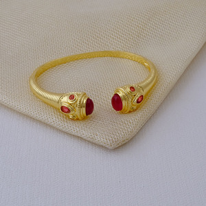 Brazalete Ajustable con Gema de Granate, Brazalete Texturizado Chapado en Oro de 18k, Joyería de Estilo Neo Antiguo - Product Image 4