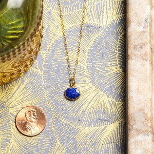 Pendentif ovale en lapis-lazuli véritable plaqué or, chaîne fine à superposer de 16 à 18 pouces, cadeau vintage pour elle, pour sa femme - Product Image 1