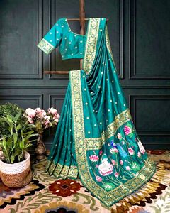 Le sari en soie douce présente des motifs complexes de lotus et de vache de style Pichwai sur le pallu. - Product Image 1
