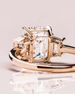 Anillo de Compromiso de Lujo con Tres Piedras de Diamante Cultivado en Laboratorio con Corte Trapezoide y Esmeralda en Oro Sólido de 14k, Certificado IGI, Nueva Llegada 2026 - Product Image 6