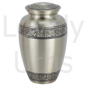 โกศบรรจุอัฐิทองเหลืองเคลือบสีเงินด้าน พร้อมลายใบไม้สลัก - Product Image 3