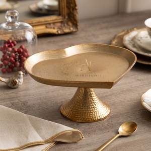 Support à gâteau élégant en métal doré en forme de cœur, design martelé, base sur piédestal, parfait pour la décoration de mariages et de fêtes de luxe - Product Image 1