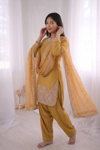 Ensemble prêt-à-porter en soie crêpe française brodée avec des sequins, haut en dentelle Moti, pantalon Farshi, dupatta en soie numérique imprimée (HHI 515) - Product Image 5