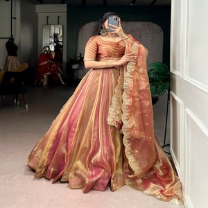 Conjunto de Lehenga Choli VASTRA COTTAGE con Costuras de Seda, Blusa Bordada con Lentejuelas y Dupatta con Gran Volumen, Ideal para Bodas y Fiestas - Product Image 5