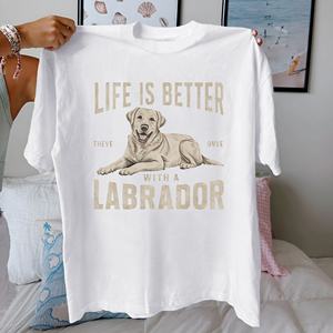 LA VIDA ES MEJOR CON UN LABRADOR Camiseta cómoda de algodón puro para mujer - Product Image 1