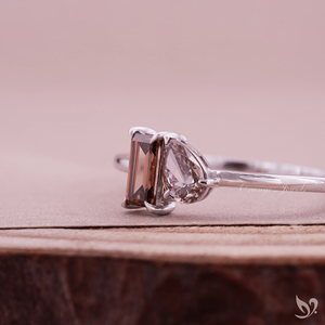 Anillo Toi et Moi con diamantes cultivados en laboratorio, corte baguette y pera, color champán, anillo de compromiso de dos piedras, anillo nupcial minimalista moderno. - Product Image 3