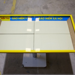 Comptoir promotionnel POSM personnalisé avec affichage intégré, table de promotion de marque pour la vente au détail |   Éclairage LED en bande |   Design moderne |   Durable |   OEM - Product Image 4