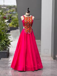 Lehenga de seda romana de diseñador con bordado Kali y estilo acampanado, y blusa estilo corsé con borde Kodi y bordado, lista para usar. Proveedor de la India. - Product Image 4