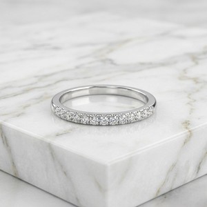 Anillo de media eternidad con diamantes cultivados en laboratorio de 0.15 CTW, color E, corte brillante, engaste pavé, oro de 10K, certificado IGI, joyería de lujo OBERON para mujer - Product Image 4
