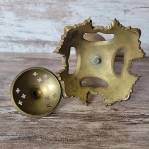 En Oferta: Quemador de Incienso de Latón Hecho a Mano con Base de Hoja de Acanthus, Tapa Perforada Vintage y Soporte - Product Image 2