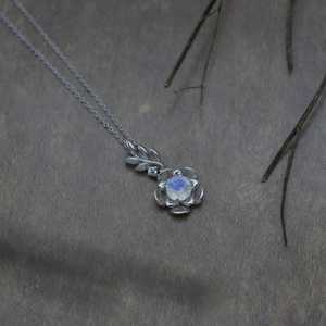 Collier floral en pierre de lune arc-en-ciel, pendentif inspiré de la nature, bijoux de mariage, argent sterling, cadeau pour femme - Product Image 5