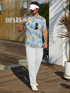 Estantes de exhibición en tiendas minoristas con estas camisetas polo botánicas de color azul claro para hombre. Nos especializamos en pedidos comerciales al por mayor y etiquetas personalizadas. - Product Image 5