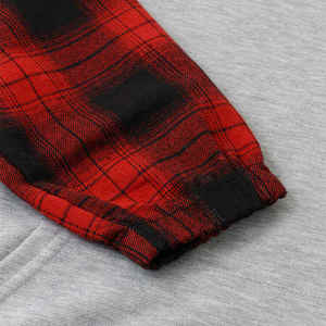 Sweat-shirt à capuche gris pour homme avec manches à carreaux rouges et empiècements sur la capuche, en coton tricoté, style automne, manches classiques - Product Image 5