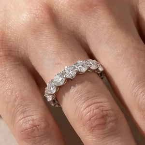 Anillo de Eternidad de Diamantes Redondos de Moissanita 925 de 5.5Ct con Aspecto Premium, Chapado en Oro sobre Plata de Ley, Apilable, para Boda, para Mujer, India - Product Image 5