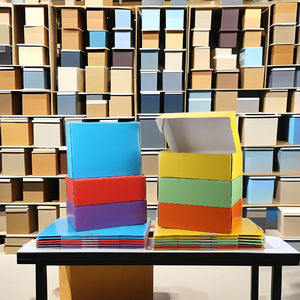 กล่องกระดาษแข็งแบบกำหนดเองจากวัสดุรีไซเคิลที่เป็นมิตรกับสิ่งแวดล้อม WOOUP พร้อมฝาปิดแม่เหล็กและหูหิ้ว สำหรับธุรกิจและร้านขายของชำ - Product Image 1