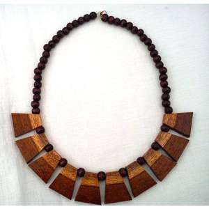 Collar con Colgante de Cruz de Madera de Diseño Artesanal para Mujer, Producto de Artesanía en Bambú y Madera - Product Image 6