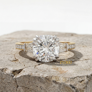 Anillo de Compromiso y Boda de Lujo con Diamante de Corte Cojín de 2.65ct, Piedras Laterales Baguette, Chapado en Plata 925, VS1, Color Incoloro EF, Cultivado en Laboratorio - Product Image 2