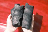 Charbon de bois naturel OEM en bois de fruit (Longan Lumpwood) pour la restauration, vente en gros avec étiquette privée, emballage d'exportation du Vietnam