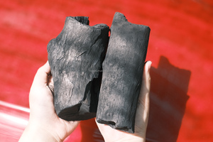 Carbón de madera de longan en bolsa de PP de 15 kg OEM para pedidos de importación de marca privada con embalaje minorista personalizado impreso de Vietnam - Product Image 4