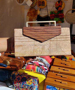 Pochette texturée en bois d'acacia pour femmes nuptiale avec portefeuille détachable de style vintage à bas prix par LUXURY CRAFT - Product Image 2