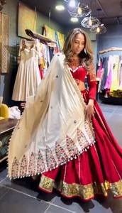 Conjunto de Lehenga Choli Rojo Bordado en Georgette Sintético, Traje Étnico Formal para Bodas para Mujer - Product Image 2