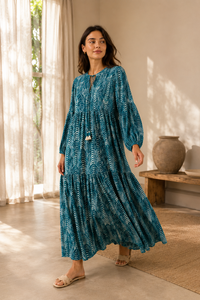 Vestido maxi bohemio estampado en verde azulado para mujer, con manga larga tipo linterna, cintura imperio, borlas y corte casual en A. - Product Image 3