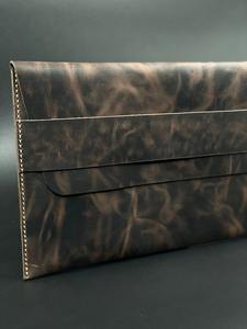 Housse pour ordinateur portable MacBook Air en cuir véritable personnalisable avec sangle de transport, style professionnel durable, logo personnalisé LS-0211 - Product Image 5