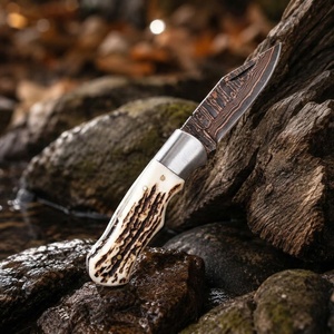 Cuchillo de caza de acero de Damasco con mango de hueso y hoja de filo recto - Product Image 1