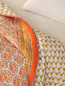 Edredón de Invierno Bohemio Estampado Hecho a Mano y Ecológico con Borde Naranja para Uso Doméstico, Cubrecama de Algodón, Creación Boho - Product Image 2