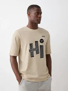 เสื้อยืดแขนสั้นทรงโอเวอร์ไซส์สีน้ำตาลสำหรับผู้ชายจาก ONETEN APPAREL ผลิตจากผ้าฝ้าย 100% ป้องกันการยับ พร้อมลายพิมพ์ตัวอักษรโลโก้ด้านหน้า คอกลม สไตล์ลำลอง - Product Image 4