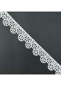 Cinta estrecha blanca de encaje guipur GPO con patrón de rueda para vestidos, prendas de vestir, textiles del hogar, costura, manualidades y decoración. - Product Image 4